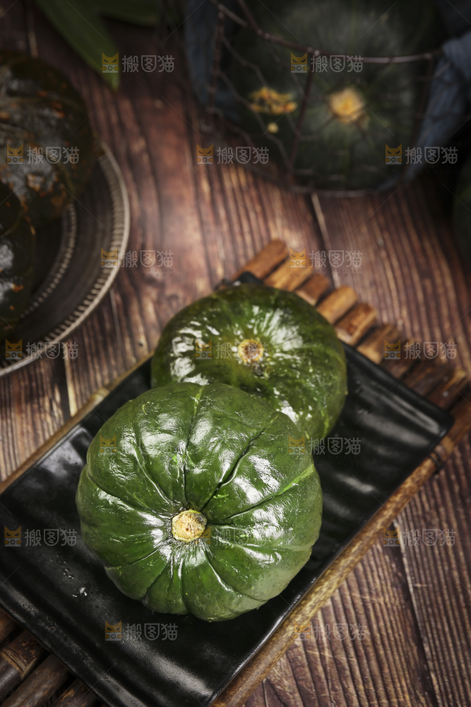 木底上放着的板栗南瓜