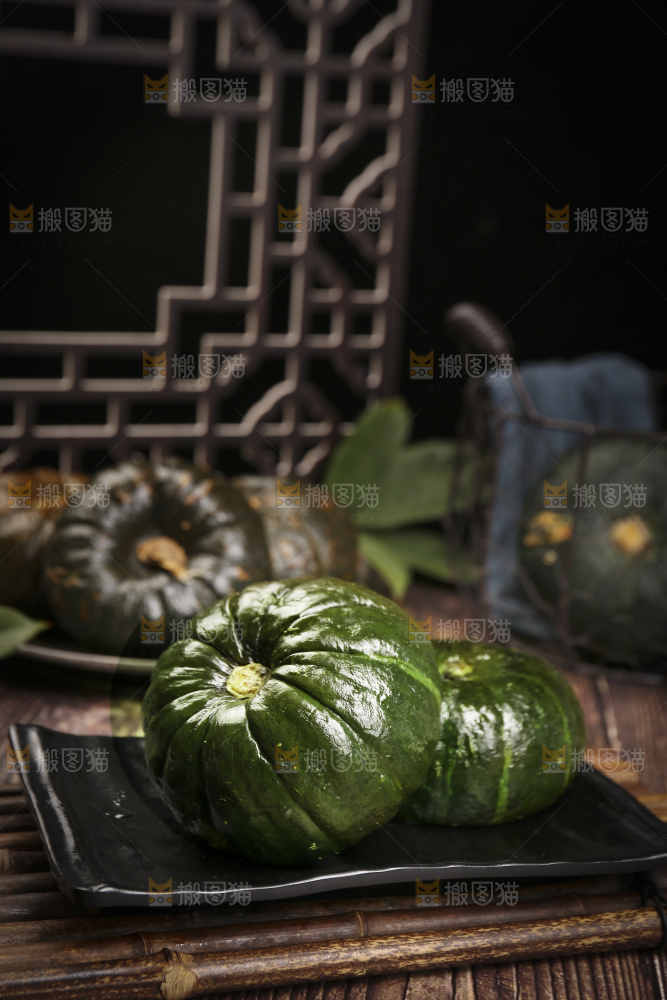 木底上放着的板栗南瓜