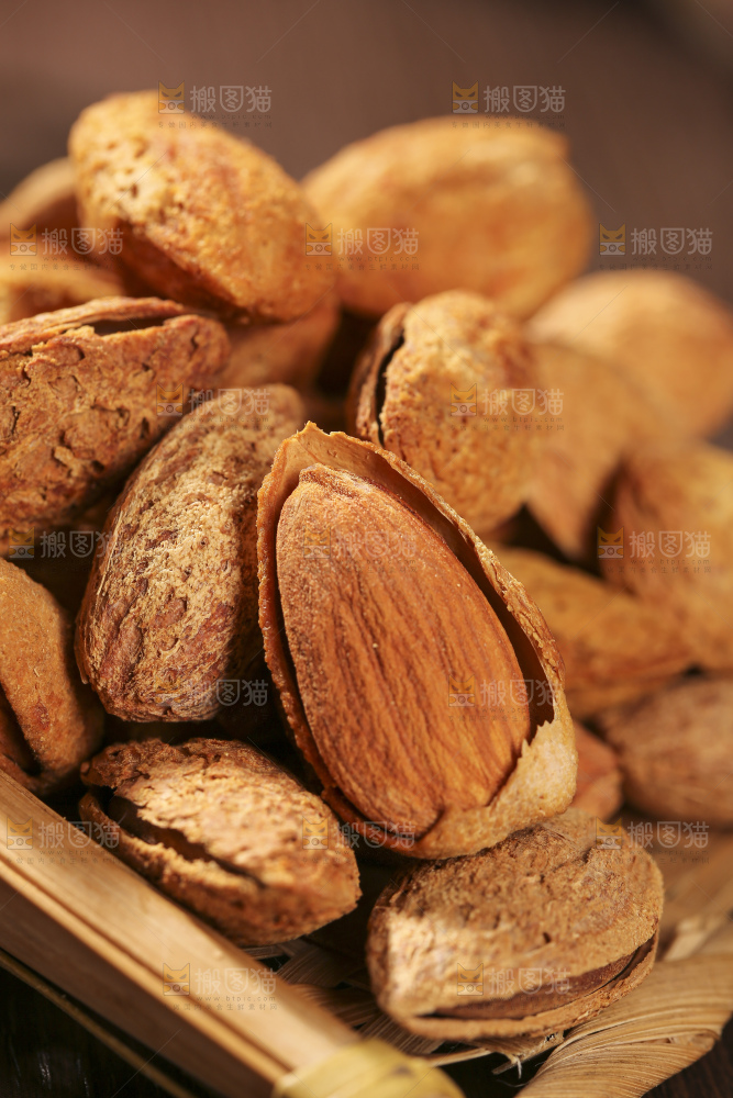 深底上的扁桃仁