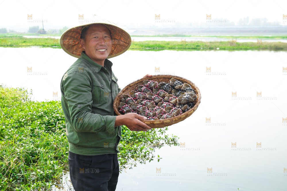 手里拿着阳澄湖大闸蟹