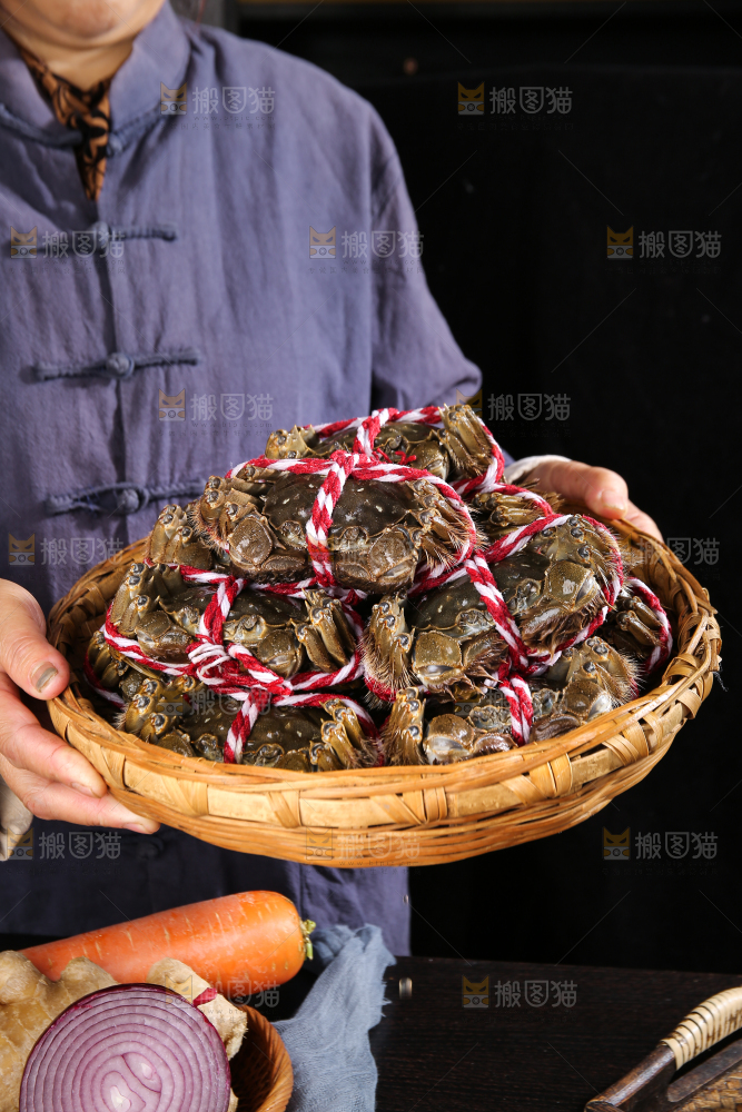 黑底上的鲜活大闸蟹