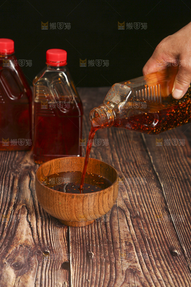 木底上的辣椒油
