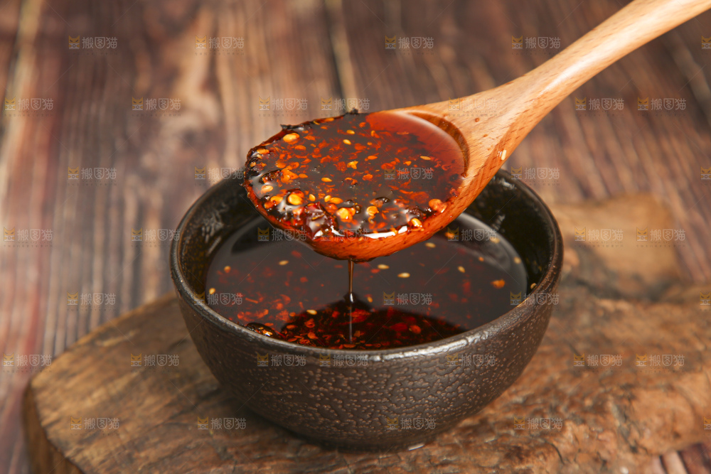 木底上的辣椒油