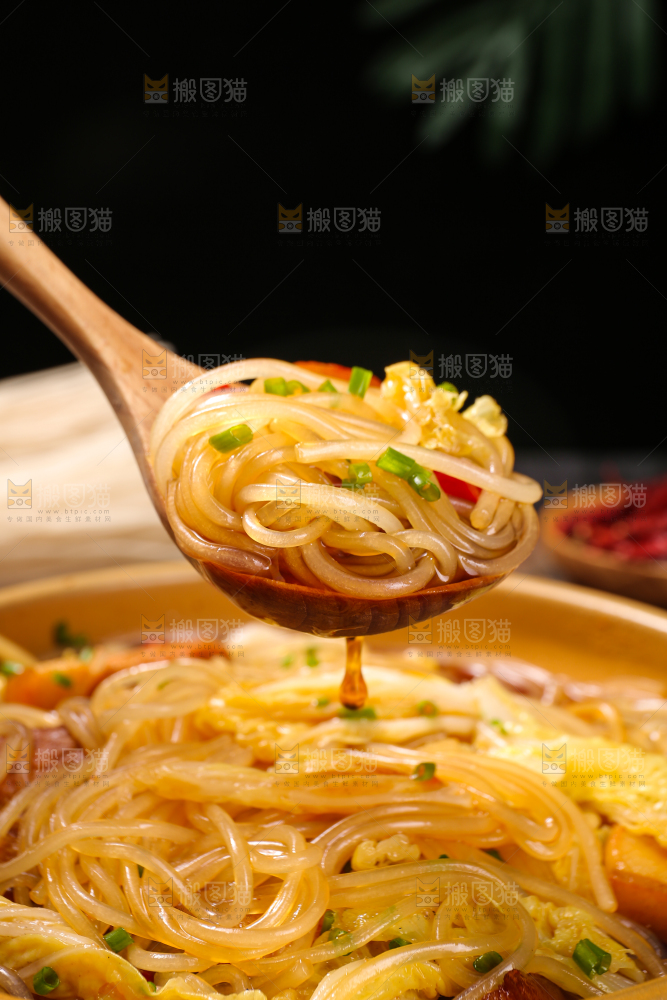 深底上的猪肉炖粉条