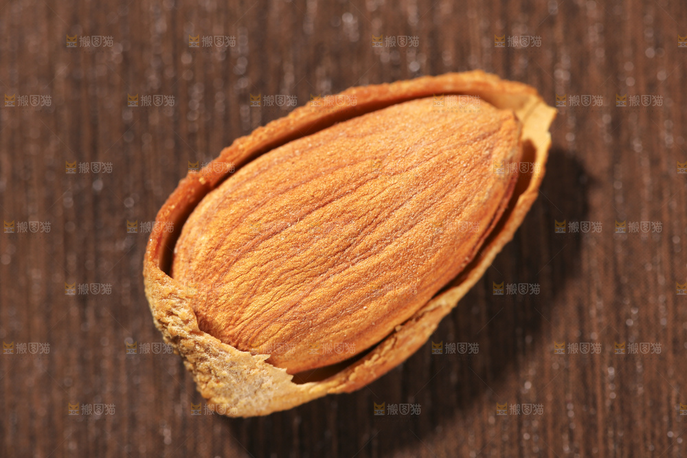 深底上的扁桃仁