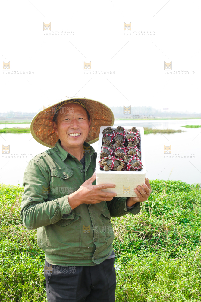 手里拿着阳澄湖大闸蟹