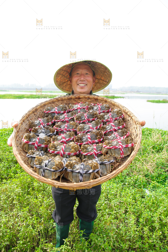 手里拿着阳澄湖大闸蟹