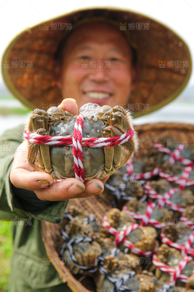 手里拿着阳澄湖大闸蟹