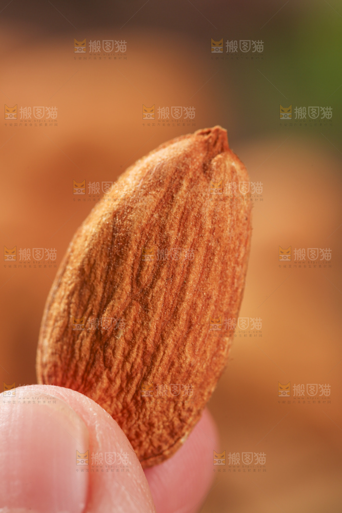 深底上的扁桃仁