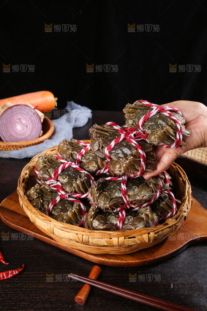 黑底上的鲜活大闸蟹