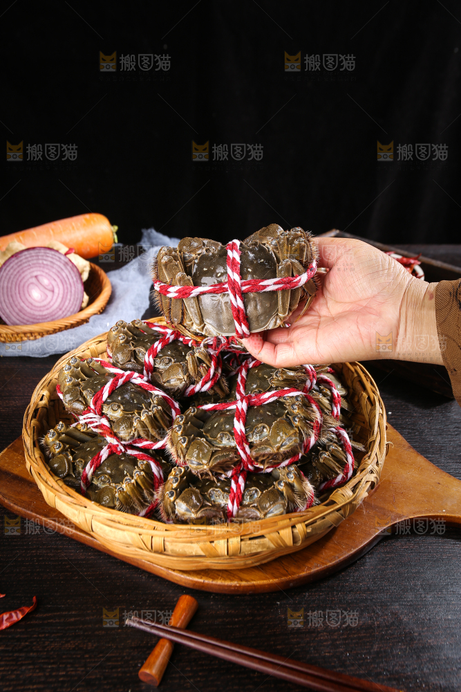黑底上的鲜活大闸蟹