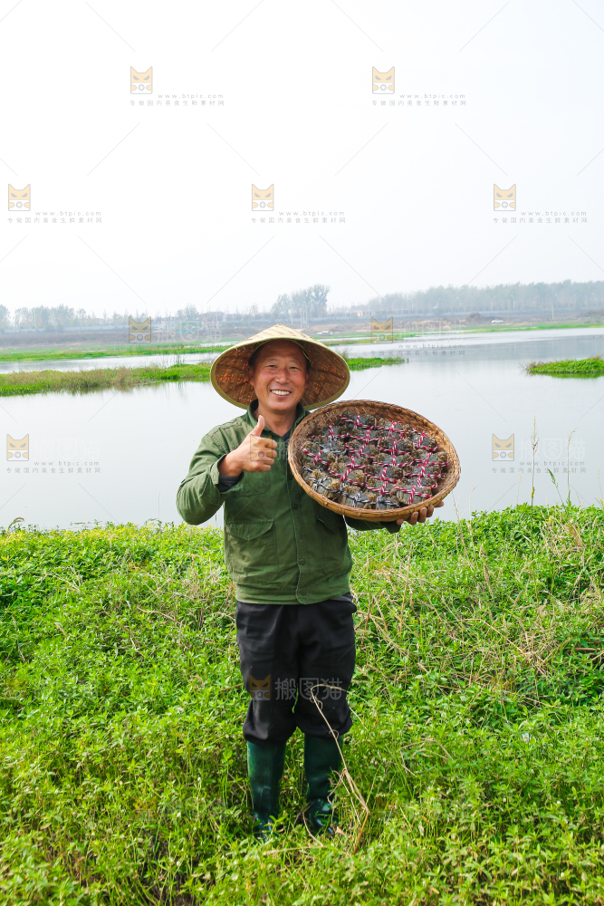 手里拿着阳澄湖大闸蟹