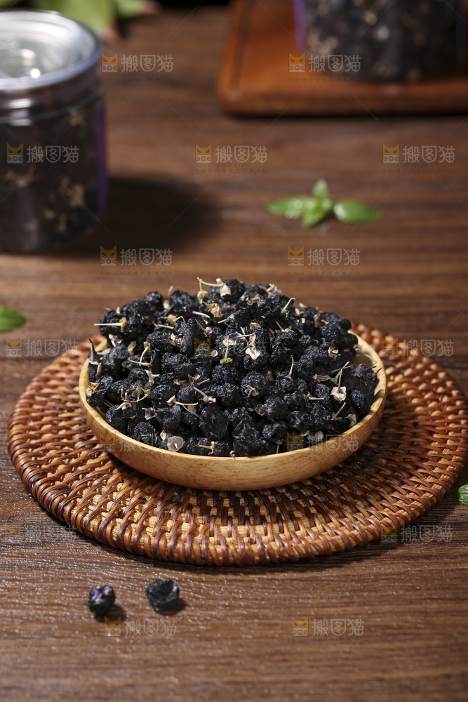 木底上放着黑枸杞