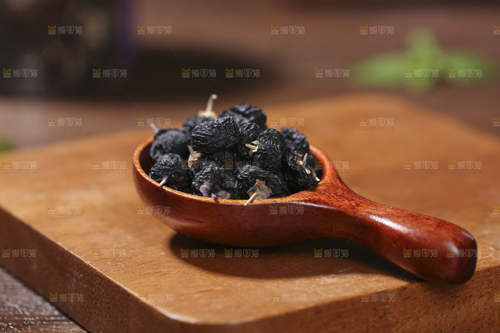 木底上放着黑枸杞