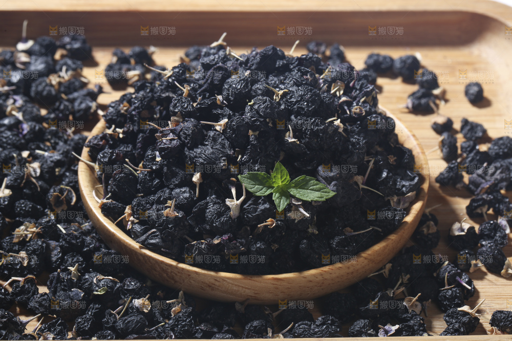 木底上放着黑枸杞