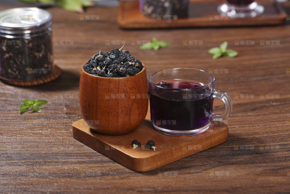 木底上放着黑枸杞