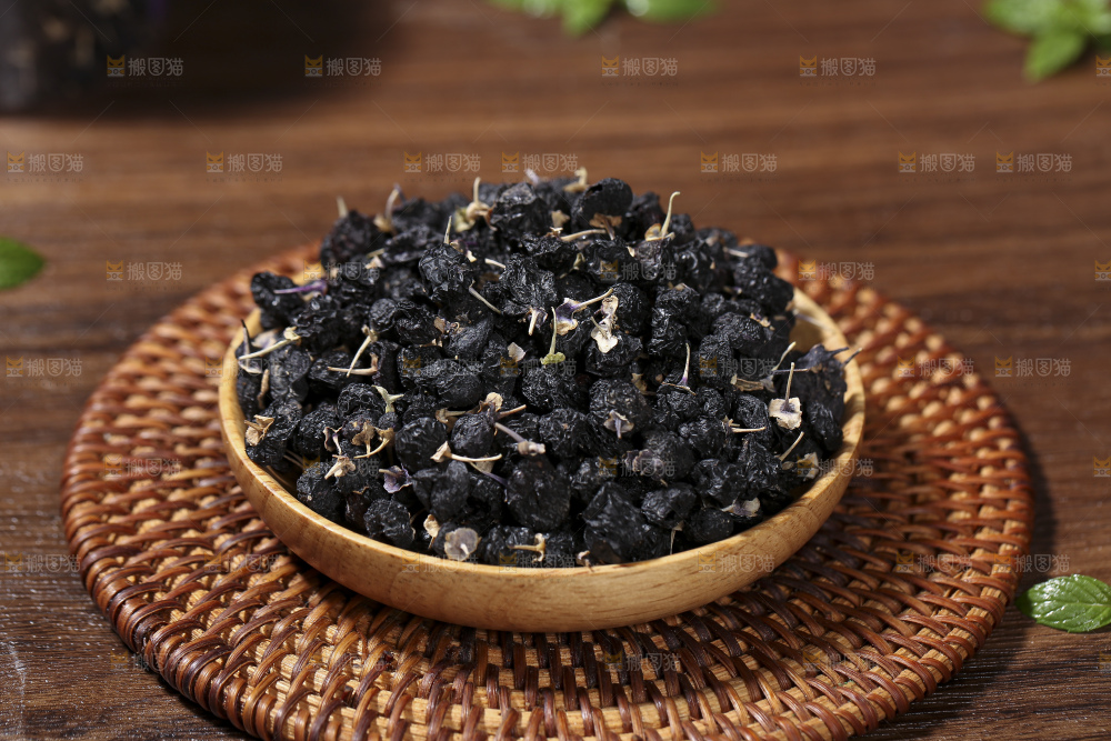 木底上放着黑枸杞