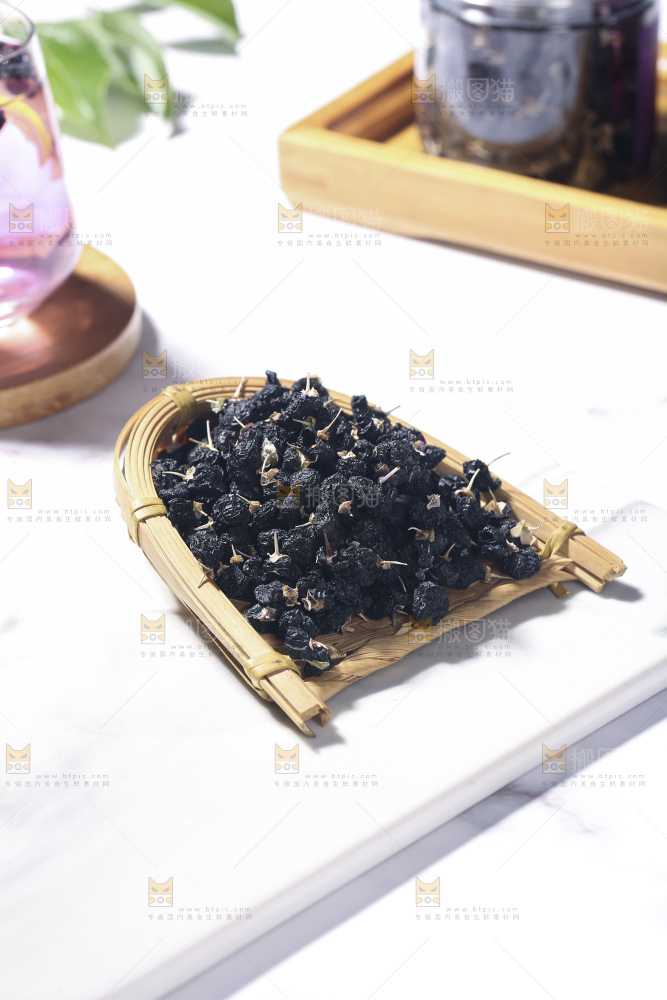 浅底上的黑枸杞