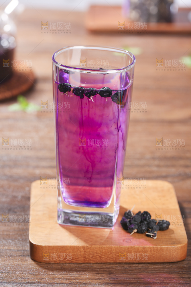 杯子里装着黑枸杞茶