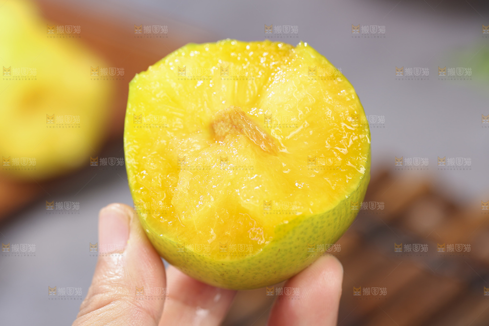 手里拿着恐龙蛋李子