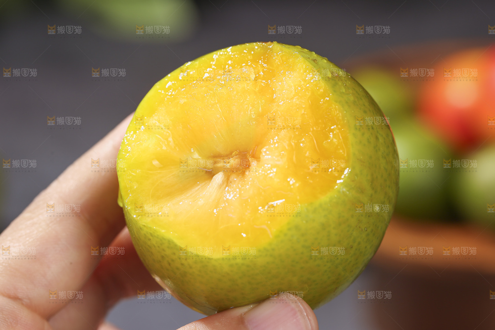 手里拿着恐龙蛋李子