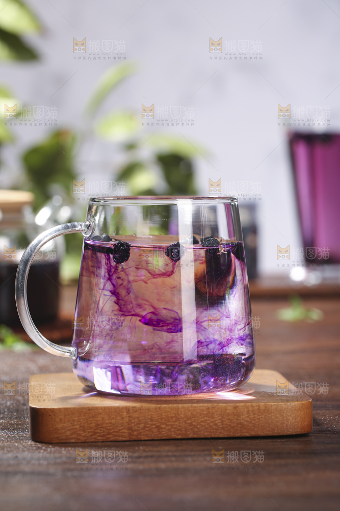 杯子里装着黑枸杞茶