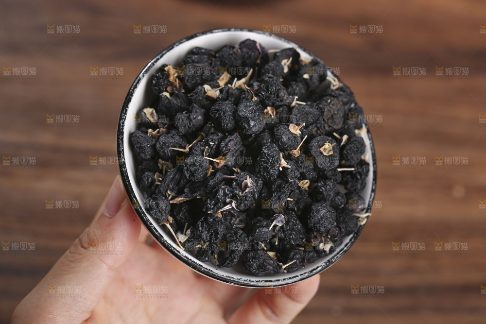 木底上放着黑枸杞