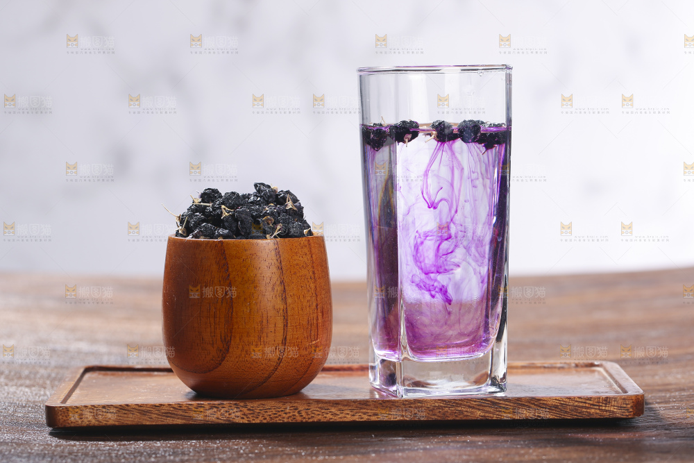 杯子里装着黑枸杞茶