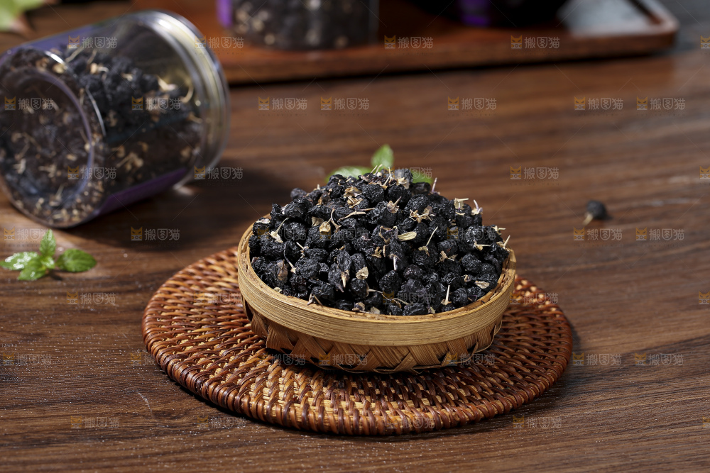 木底上放着黑枸杞