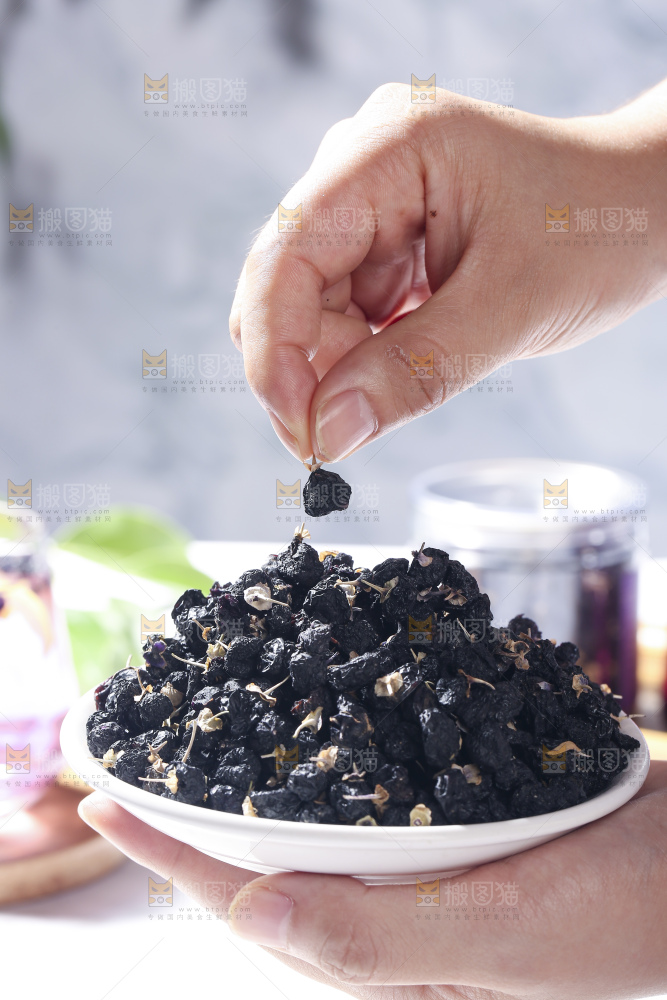 浅底上的黑枸杞