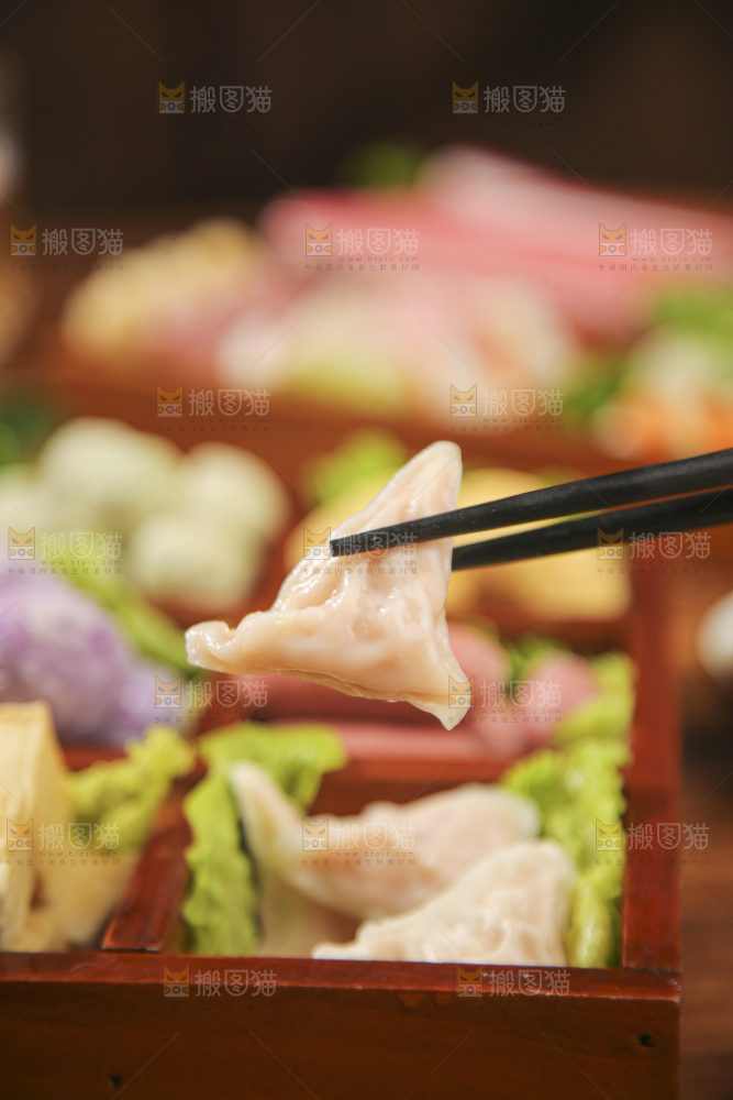 木底上的火锅丸子