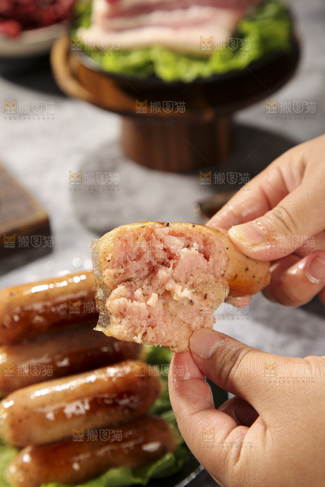 深底上的烤肠