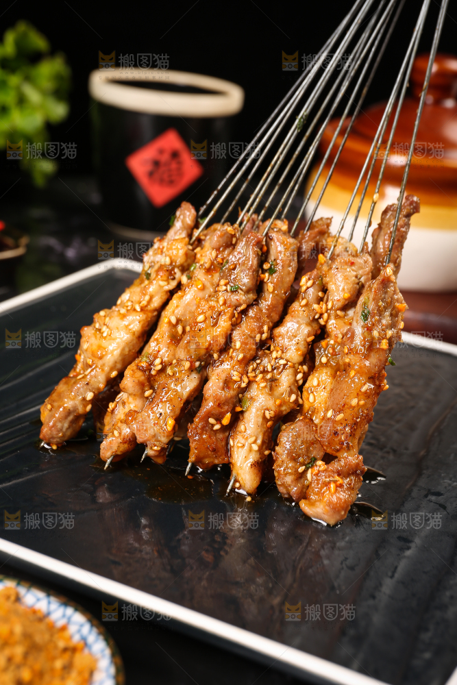 黑底上的羊肉串