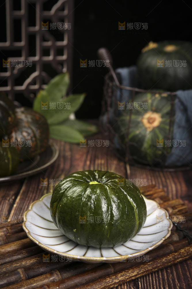 木底上放着的板栗南瓜