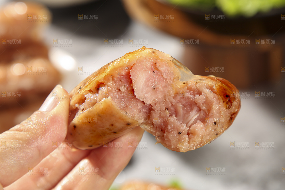 深底上的烤肠