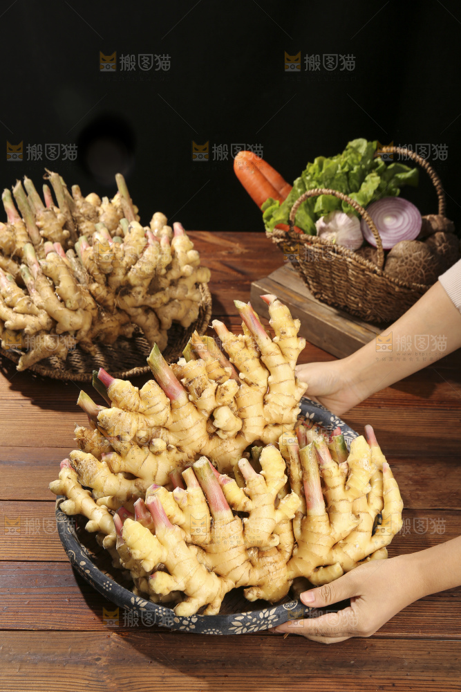 木底上的新鲜小黄姜