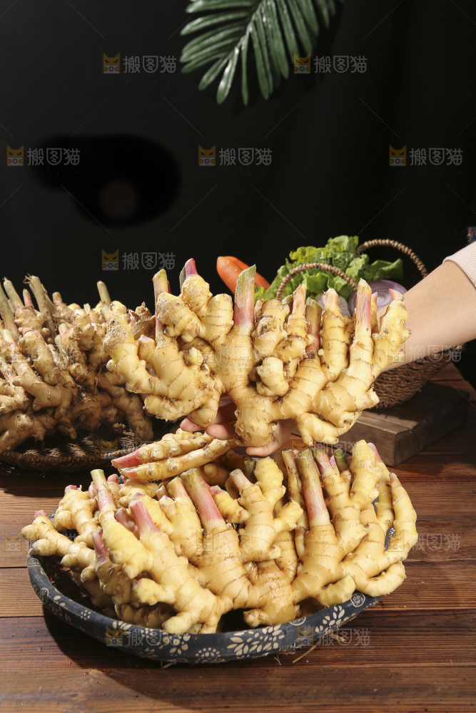 木底上的新鲜小黄姜