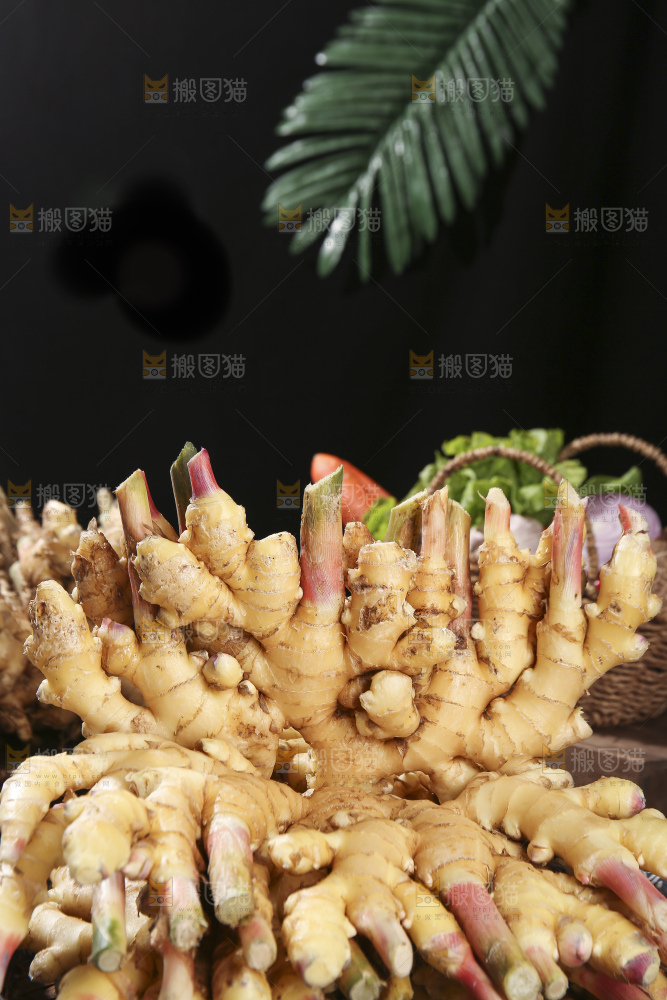 木底上的新鲜小黄姜