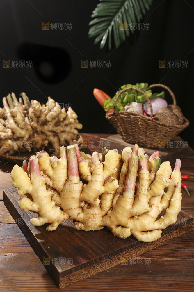 木底上的新鲜小黄姜