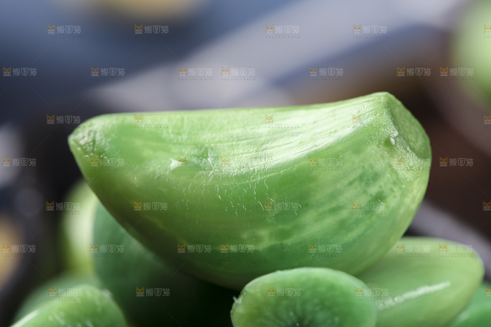 深底上的腊八蒜
