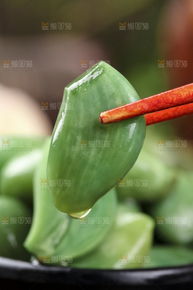 深底上的腊八蒜