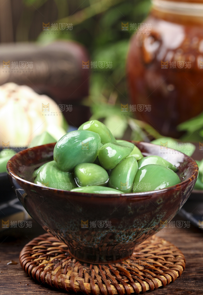 深底上的腊八蒜
