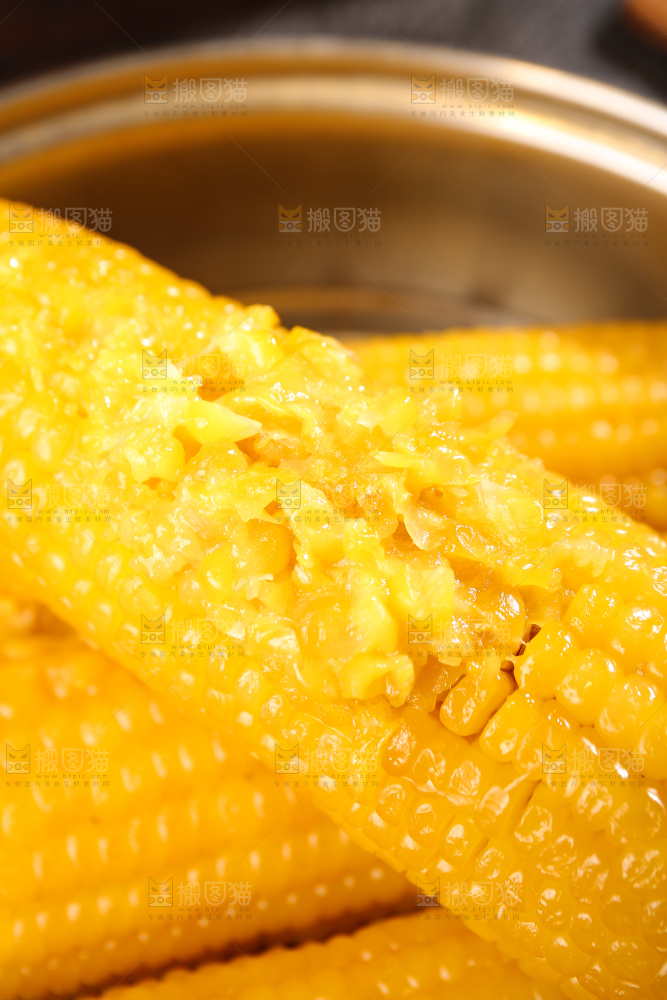 深底上的黄糯玉米