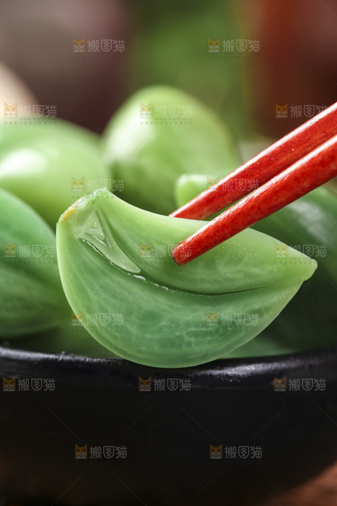 深底上的腊八蒜