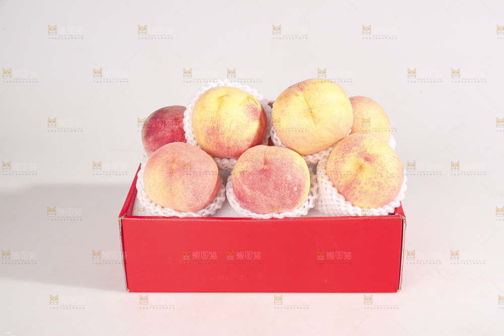 白底上的金秋红蜜桃