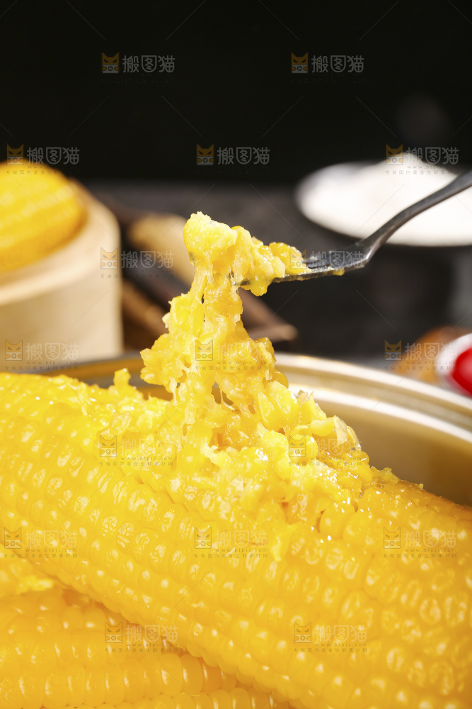 深底上的黄糯玉米