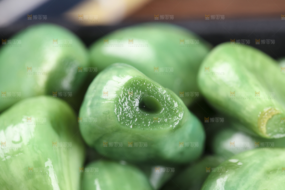 深底上的腊八蒜
