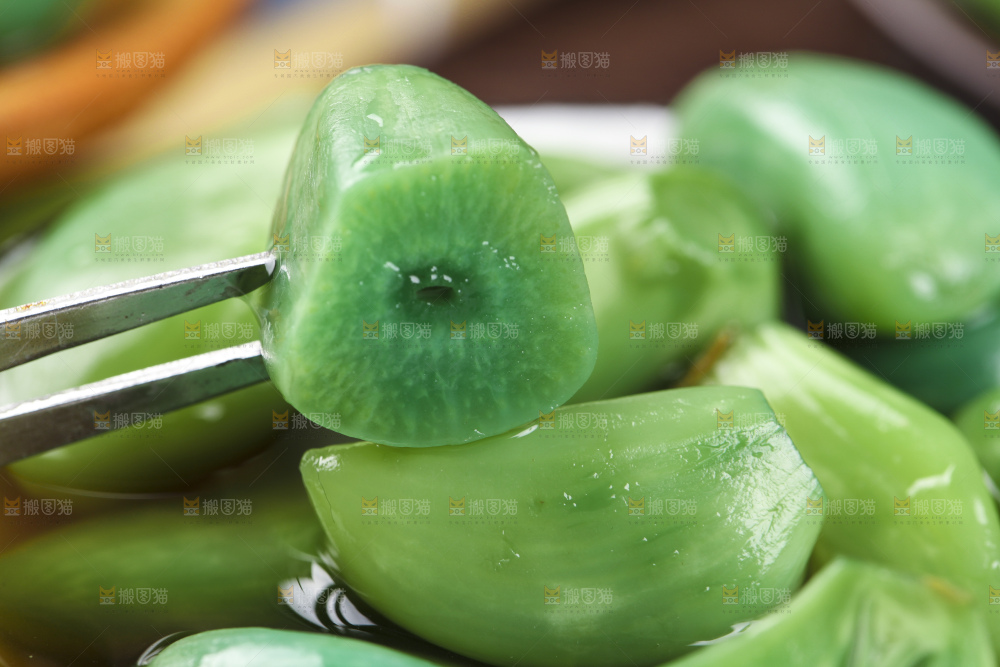 深底上的腊八蒜