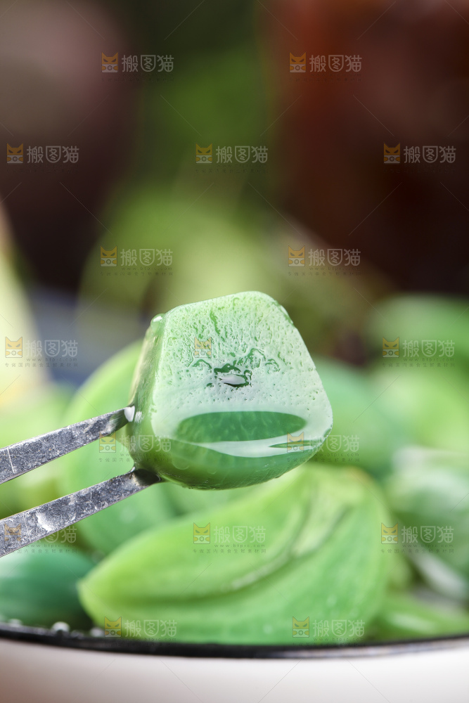 深底上的腊八蒜