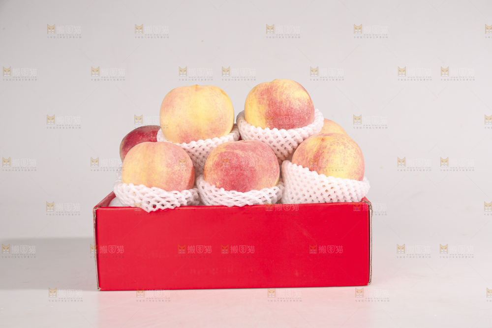 白底上的金秋红蜜桃